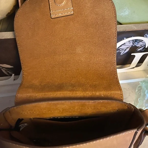 Frye Crossbody in Saddle Tan